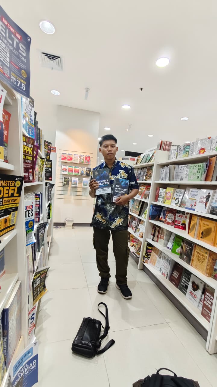 Dika with Security Analysis and The Intelligent Investor books
